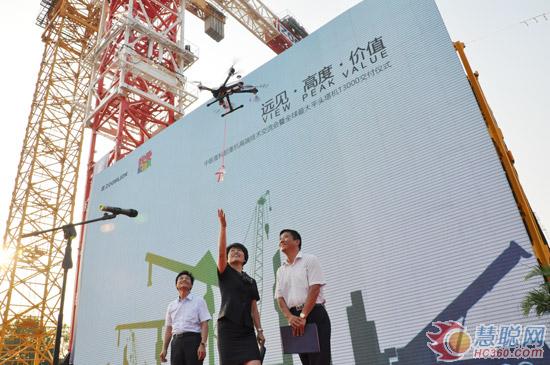 全球最大平頭塔機T3000定制交付儀式在中聯重科常德工業園隆重舉行